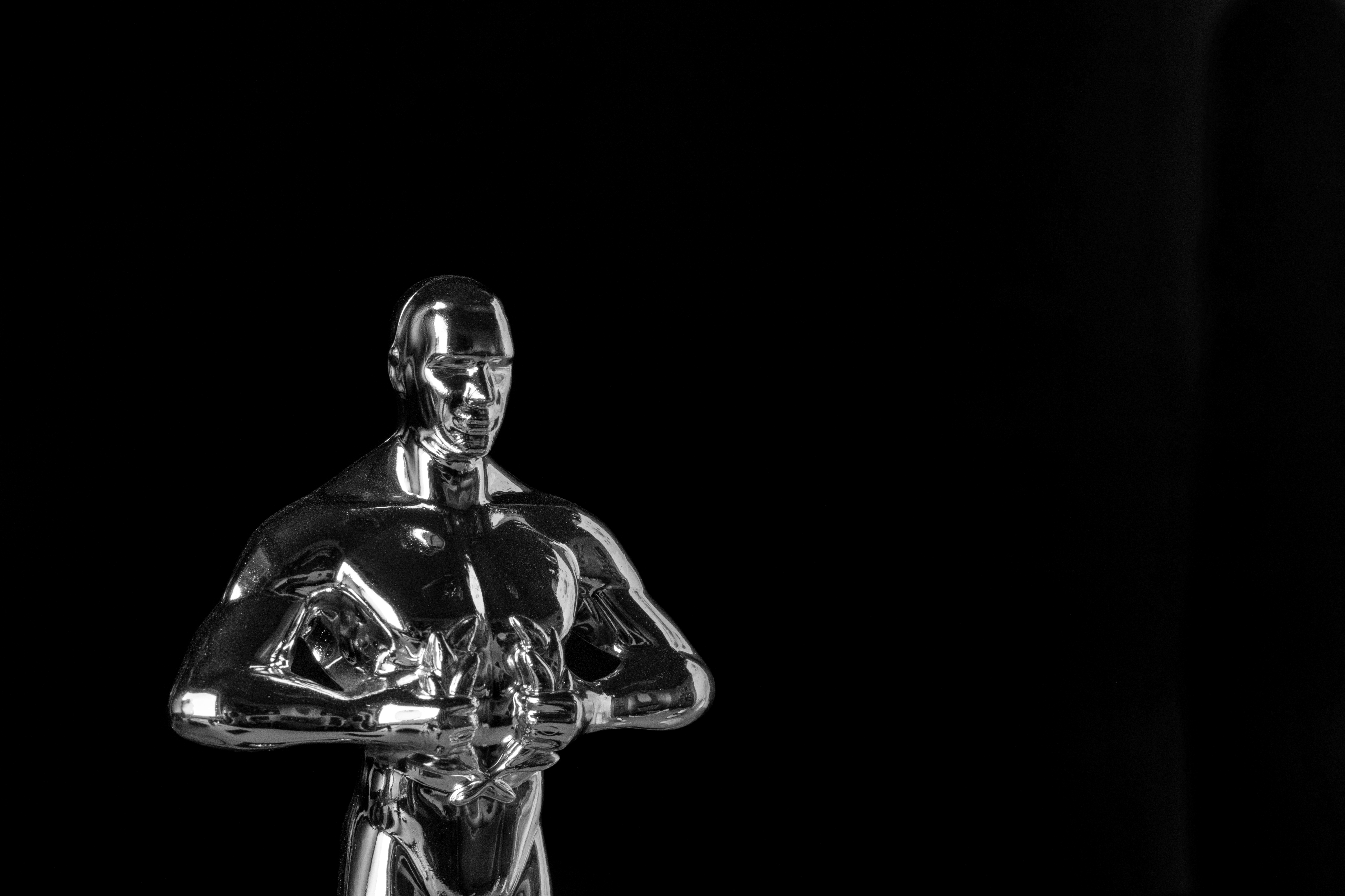 “And the award goes to…”: the online presence of the Oscars best-picture nominees